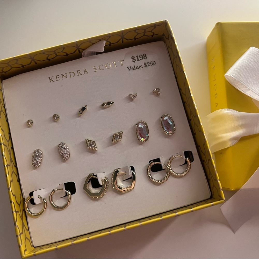 Kendra Scott Gold Earrings BRAND NEW